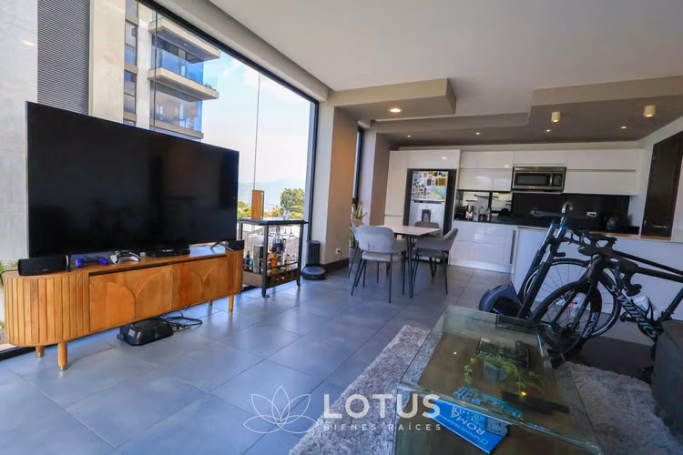Apartamento Esquinero Moderno en Condominio Golfside, Guayabos, Cód. AJ061