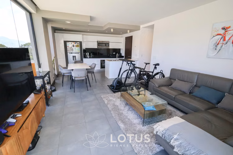Apartamento Esquinero Moderno en Condominio Golfside, Guayabos, Cód. AJ061