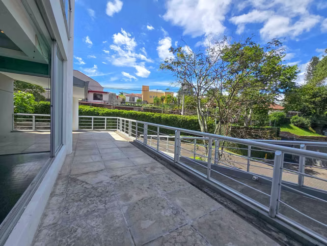 Apartamento en 1er nivel con terraza grande en Bello Horizonte Escazú - Imagen 4