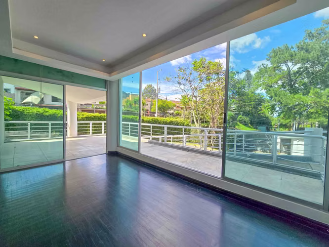 Apartamento en 1er nivel con terraza grande en Bello Horizonte Escazú - Imagen 3