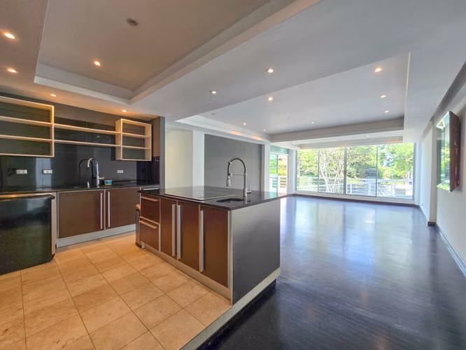 Apartamento en 1er nivel con terraza grande en Bello Horizonte Escazú - Imagen 2