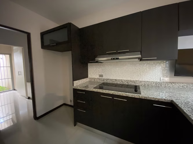 Casa como nueva, excelentes acabados, Lomas de Ayarco Curridabat - Imagen 2