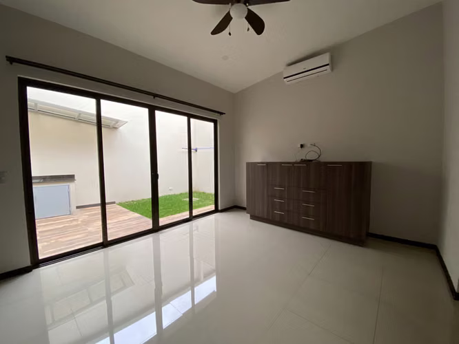 Casa como nueva, excelentes acabados, Lomas de Ayarco Curridabat - Imagen 4