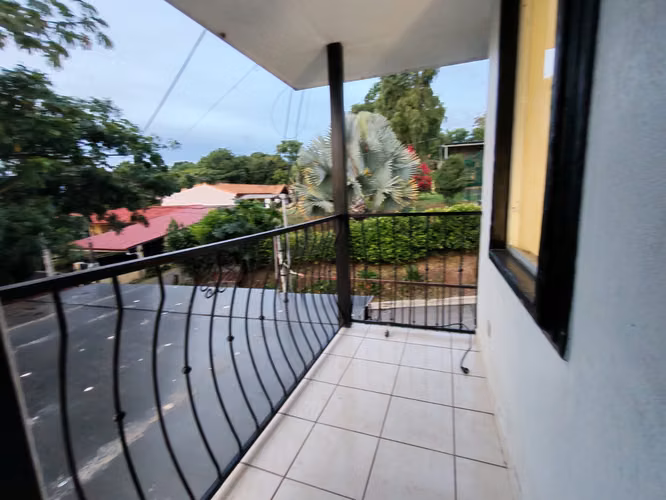 ALQUILER DE CASA SEMI AMOBLADA EN RÍO ORO DE SANTA ANA CON AMPLIO JARDÍN PRIVADO - Imagen 3