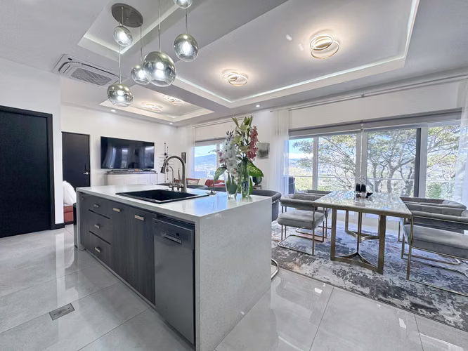 Penthouse West Heights Apartamento | Walkable to Stores