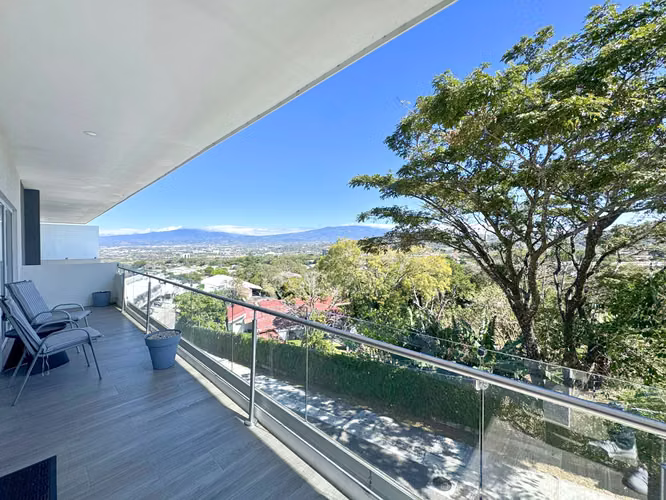 Penthouse West Heights Apartamento | Walkable to Stores