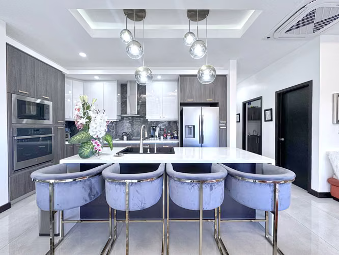 Penthouse West Heights Apartamento | Walkable to Stores