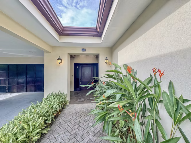 Casa Palm One level home 4 rooms in Santa Ana