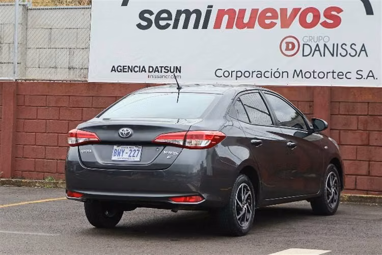 TOYOTA YARIS 2022 MANUAL GASOLINA GRIS - Imagen 2
