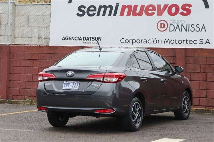 TOYOTA YARIS 2022 MANUAL GASOLINA GRIS - Imagen 2