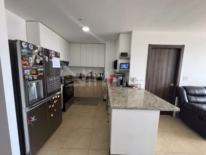 Venta de apartamento en piso alto en Paseo Colón