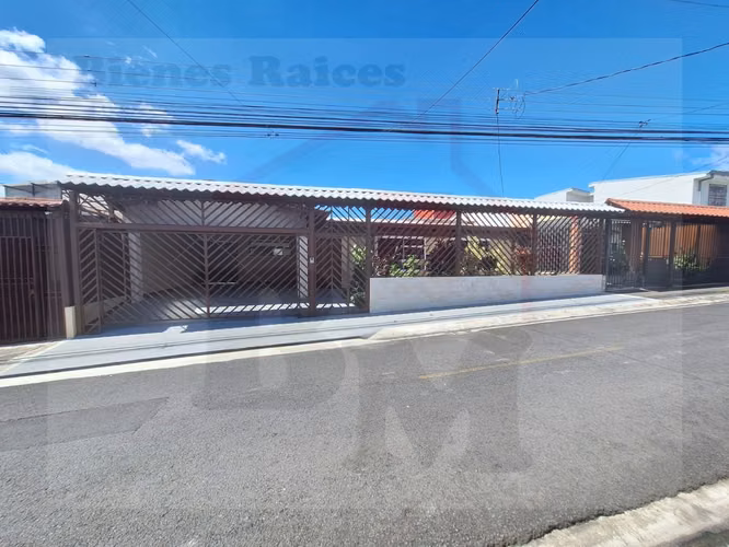 Se Vende Amplia y Hermosa Casa en Mercedes Norte (Recién Remodelada)