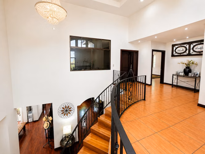 VENTA/ALQUILER CASA EN RESIDENCIAL LA CARAÑA, SANTA ANA* - Imagen 9