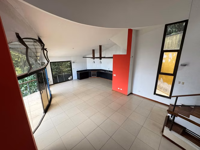 Alquiler de casa en Escazú, Altos de Carrizal – 3 dormitorios, jardín y vista al Valle Central