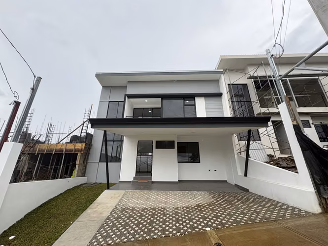 *Venta de hermosa casa de 4 habitaciones en condominio en Tres Ríos.