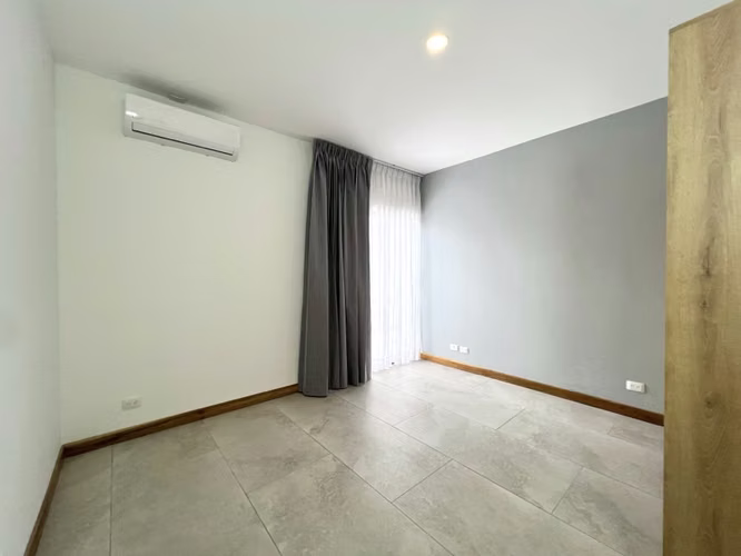 Alquiler de casa en Santa Ana. ¡Moderna! 3 habitaciones / 3 parqueos. Acabados de lujo. - Imagen 18