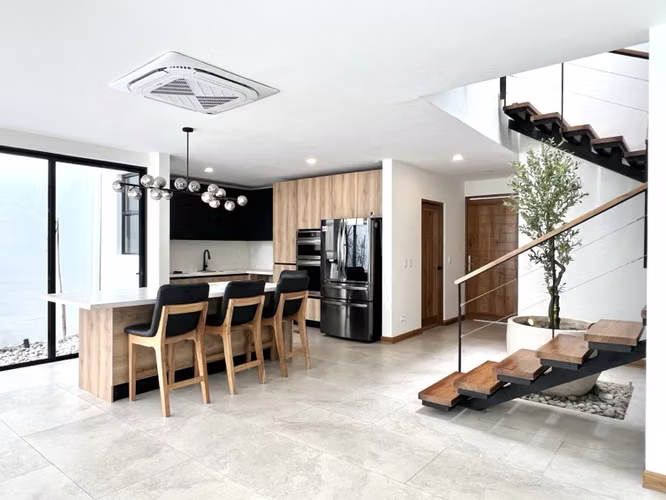 Alquiler de casa en Santa Ana. ¡Moderna! 3 habitaciones / 3 parqueos. Acabados de lujo.