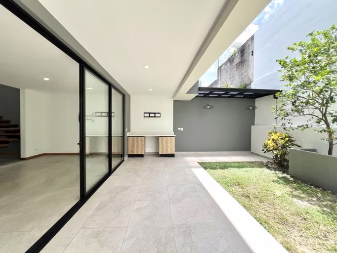 Alquiler de casa en Santa Ana. ¡Moderna! 3 habitaciones / 3 parqueos. Acabados de lujo. - Imagen 7