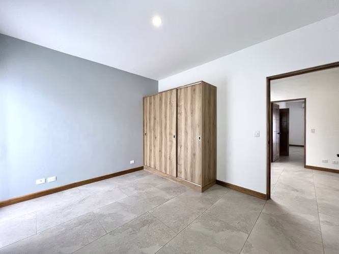 Alquiler de casa en Santa Ana. ¡Moderna! 3 habitaciones / 3 parqueos. Acabados de lujo. - Imagen 19