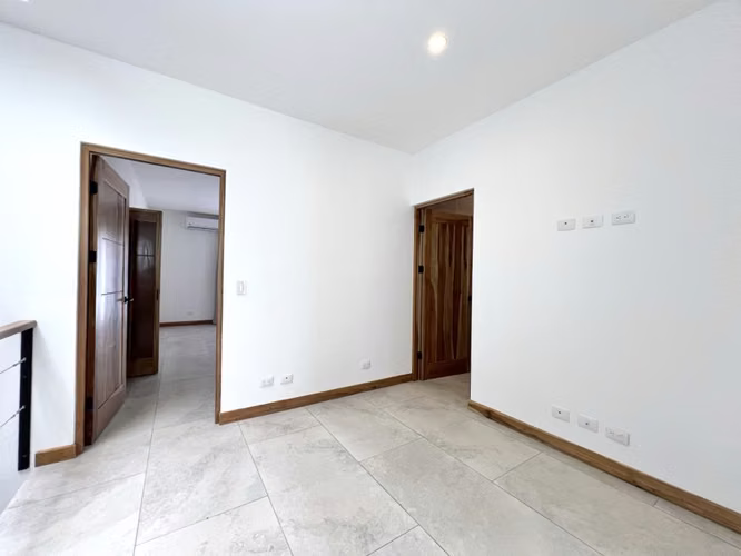 Alquiler de casa en Santa Ana. ¡Moderna! 3 habitaciones / 3 parqueos. Acabados de lujo. - Imagen 11