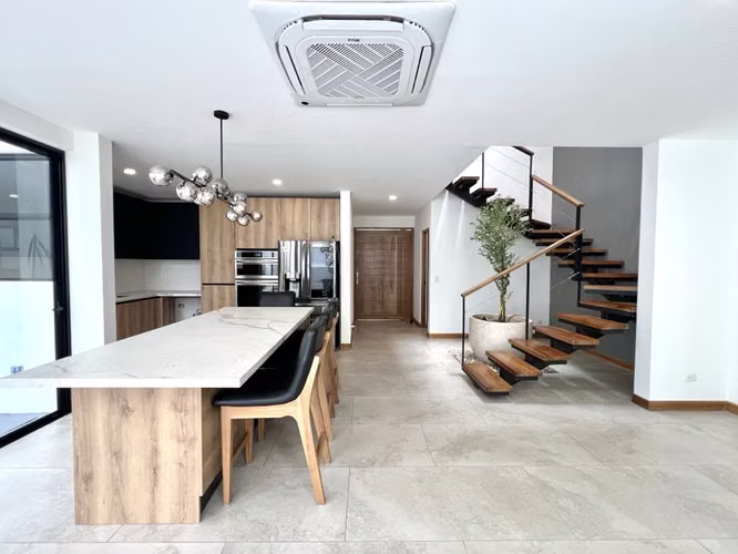 Alquiler de casa en Santa Ana. ¡Moderna! 3 habitaciones / 3 parqueos. Acabados de lujo. - Imagen 4