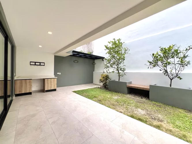 Alquiler de casa en Santa Ana. ¡Moderna! 3 habitaciones / 3 parqueos. Acabados de lujo. - Imagen 8