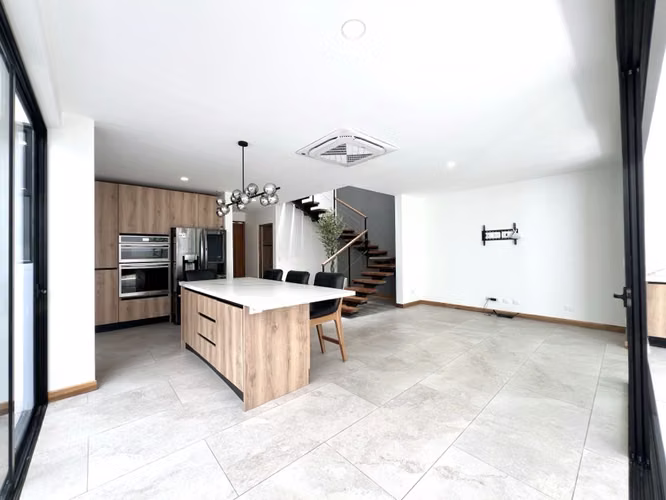 Alquiler de casa en Santa Ana. ¡Moderna! 3 habitaciones / 3 parqueos. Acabados de lujo. - Imagen 5
