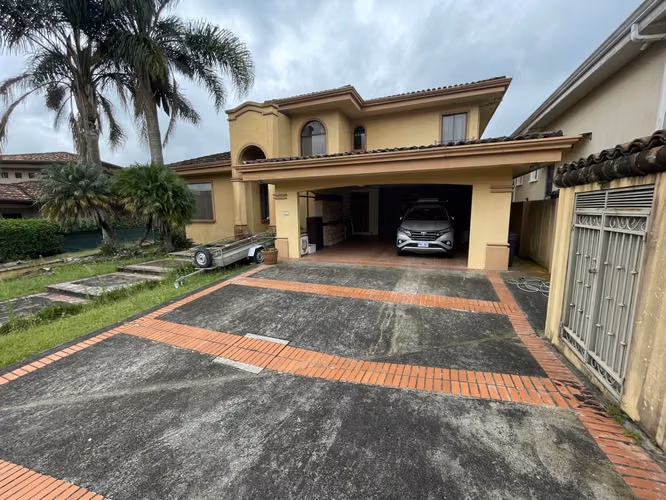 *Venta de casa en Lomas de Zurquí, San Josecito de San Isidro, Heredia.