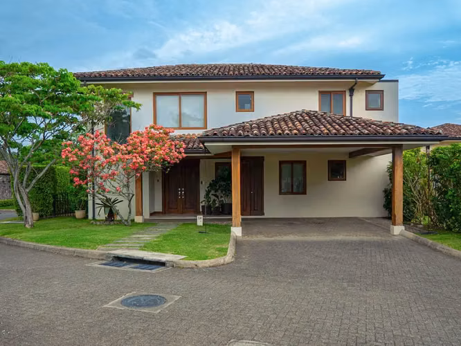 VENTA Y ALQUILER DE CASA EN CONDOMINIO ORO DEL RIO 5041