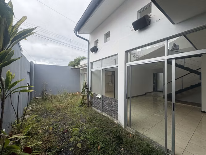 *Venta Casa para INVERSIÓN en Residencial Monserrat, Tres Ríos.
