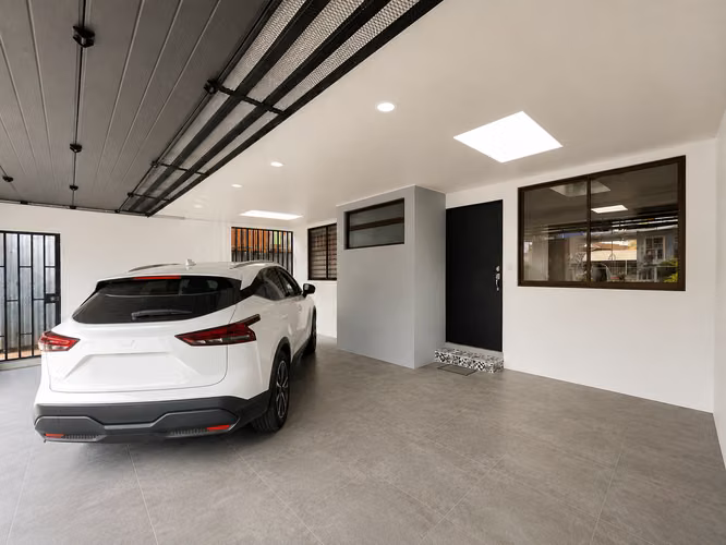 Casa en alquiler para vivienda/Oficina en Sabana Sur! P642