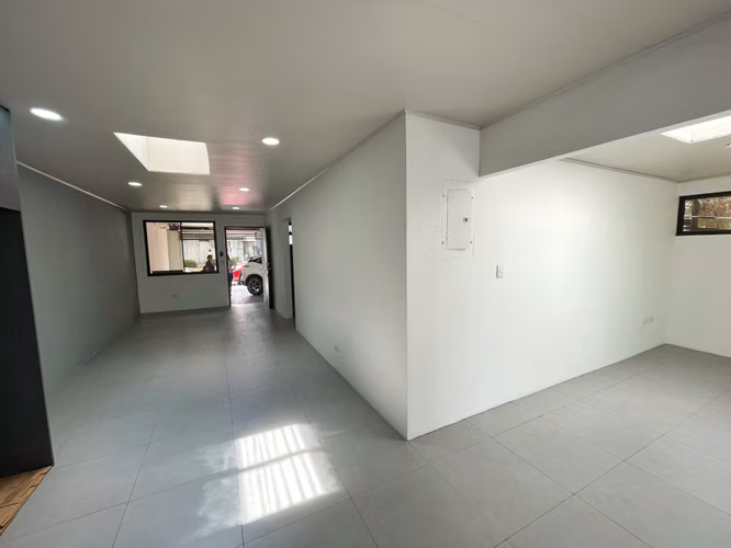 Casa en alquiler para vivienda/Oficina en Sabana Sur! P642 - Imagen 7