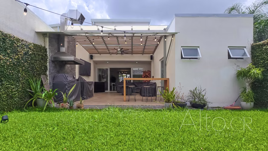 EXCLUSIVA CASA SEMI - AMUEBLADA |  GUACHIPELIN  |  CUARTO DE SERVICIO - Imagen 9