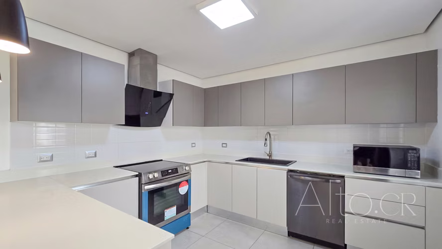 EXCLUSIVA CASA SEMI - AMUEBLADA |  GUACHIPELIN  |  CUARTO DE SERVICIO - Imagen 5
