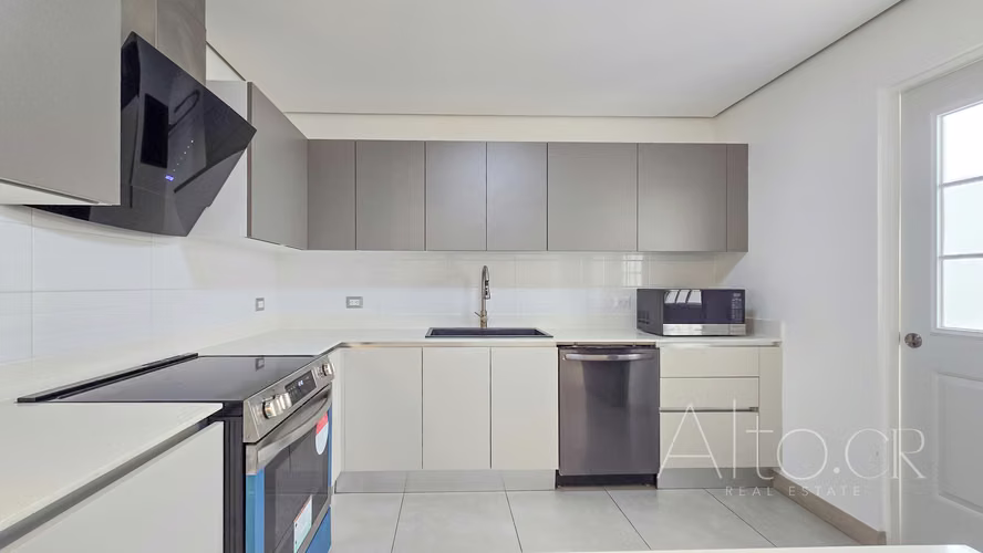 EXCLUSIVA CASA SEMI - AMUEBLADA |  GUACHIPELIN  |  CUARTO DE SERVICIO - Imagen 4