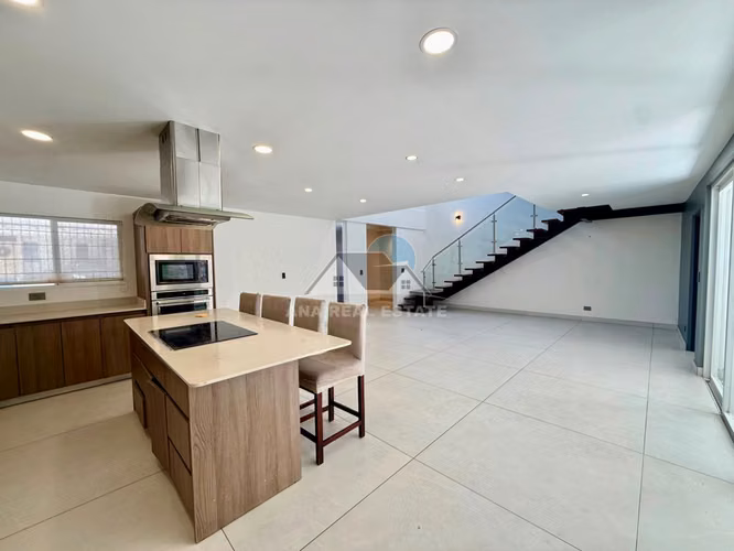 Casa contemporánea de 3 niveles en Santa Ana | Venta o alquiler