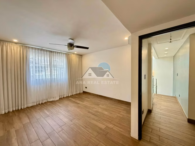 Casa contemporánea de 3 niveles en Santa Ana | Venta o alquiler - Imagen 4