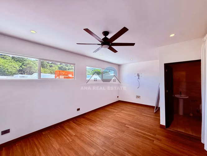 Casa contemporánea de 3 niveles en Santa Ana | Venta o alquiler - Imagen 12