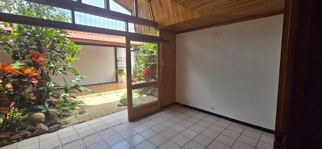 Alquiler de amplia casa en La Guaria de Moravia - Imagen 4