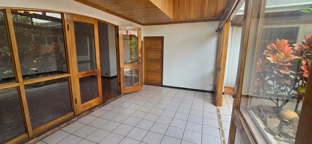 Alquiler de amplia casa en La Guaria de Moravia - Imagen 10