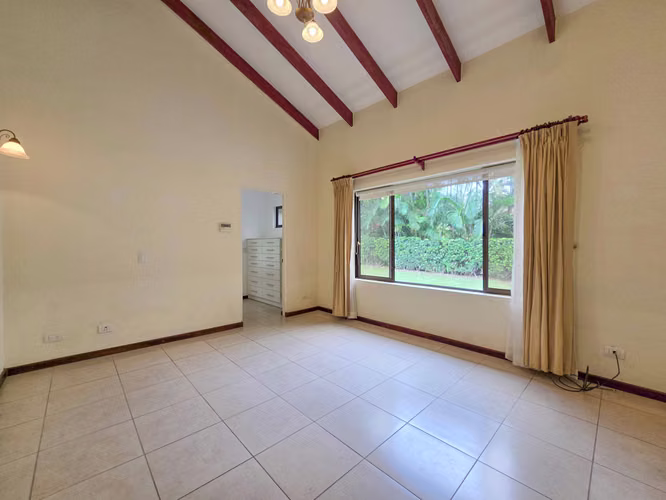 VALLE DEL SOL LINDORA SANTA ANA! CASA DE UN NIVEL CON 700 M2 DE LOTE - Imagen 12