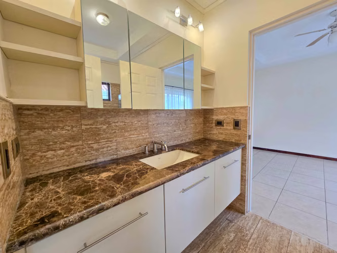 VALLE DEL SOL LINDORA SANTA ANA! CASA DE UN NIVEL CON 700 M2 DE LOTE - Imagen 5