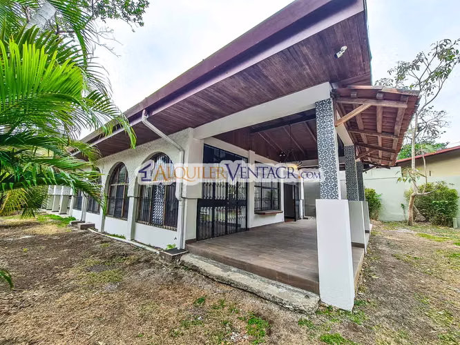 Casa de Un Nivel de 479 m2 con 984 m2 de lote en Jaboncillos Escazú