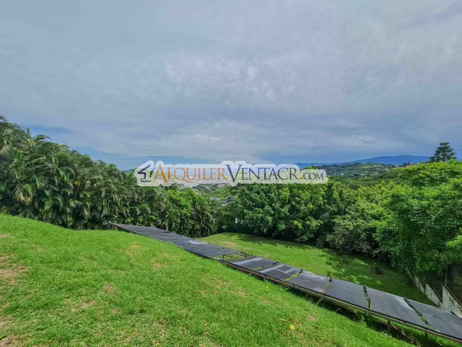 CASA CON PISCINA PROPIA Y VISTAS CON 2.266 M2 LOTE EN ALTO LAS PALOMAS SANTA ANA - Imagen 2