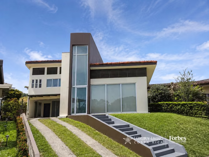 21510 - Villa Moderna de 3 Hab, Doble Altura, Jardín Amplio y Amenidades