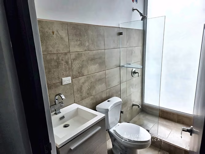 21510 - Villa Moderna de 3 Hab, Doble Altura, Jardín Amplio y Amenidades - Imagen 13