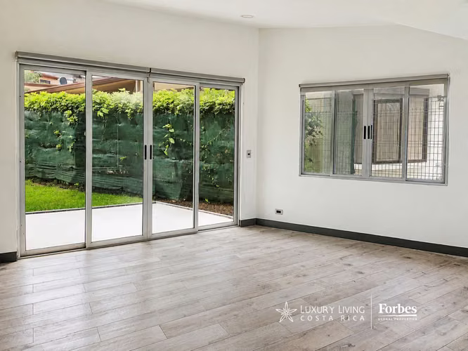21510 - Villa Moderna de 3 Hab, Doble Altura, Jardín Amplio y Amenidades - Imagen 3