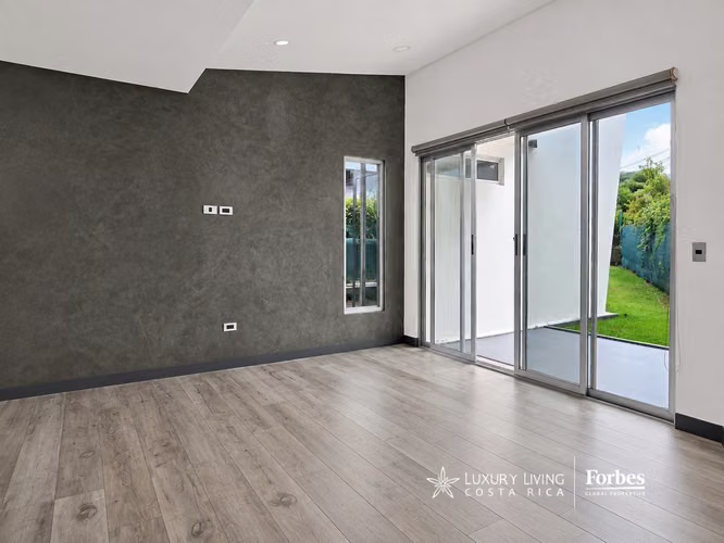 21510 - Villa Moderna de 3 Hab, Doble Altura, Jardín Amplio y Amenidades - Imagen 5