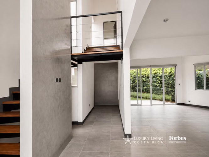 21510 - Villa Moderna de 3 Hab, Doble Altura, Jardín Amplio y Amenidades - Imagen 7