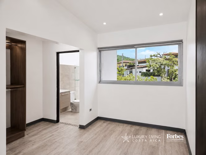 21510 - Villa Moderna de 3 Hab, Doble Altura, Jardín Amplio y Amenidades - Imagen 11